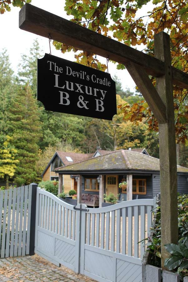Hotel The Devils Cradle Farnham  Esterno foto